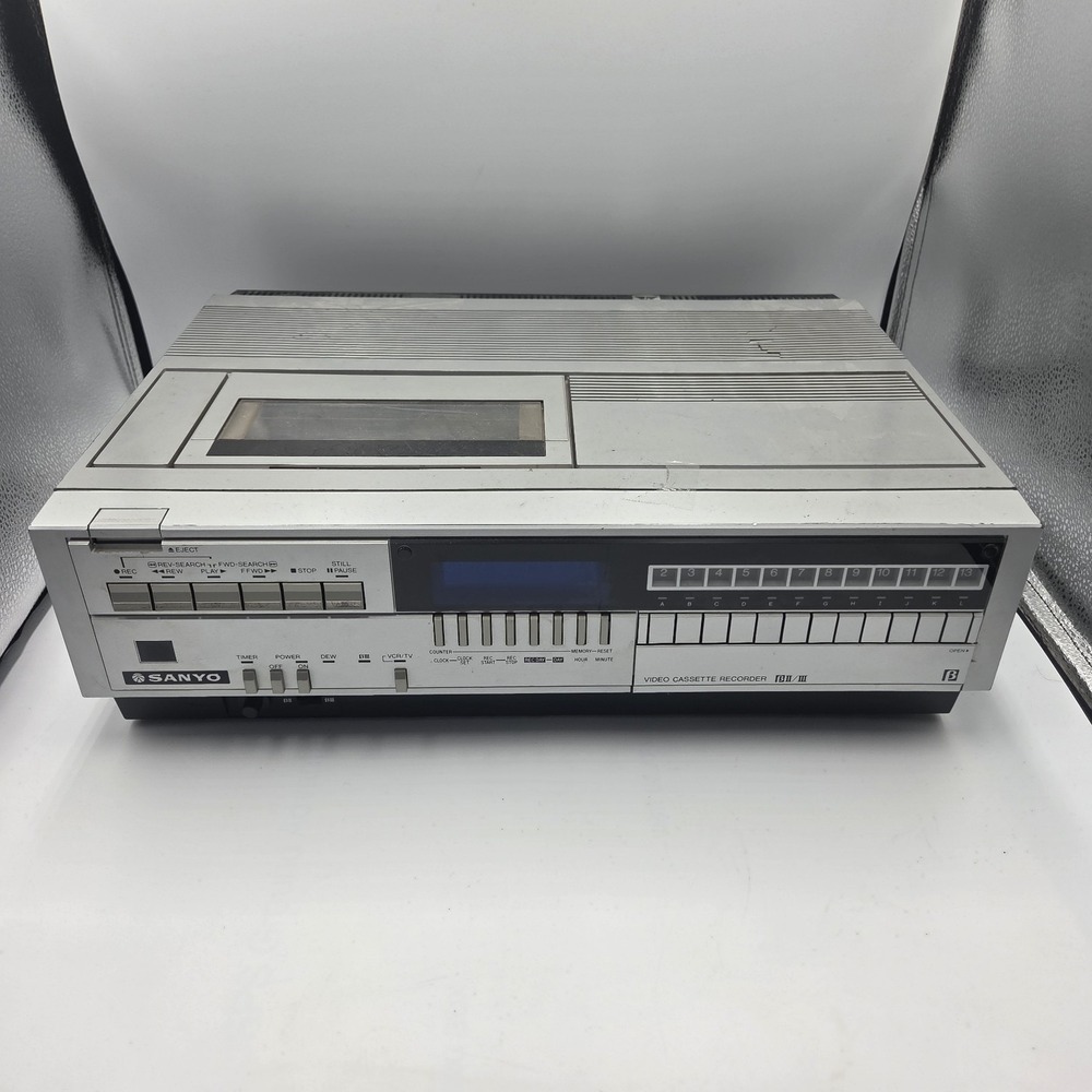Vintage Sanyo VCR 4600 Betacord Beta Betamax Video Cassette Recorder Powers On